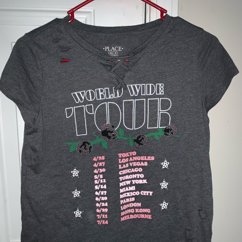 Trendy and cute gray tour short sleeve tee!!